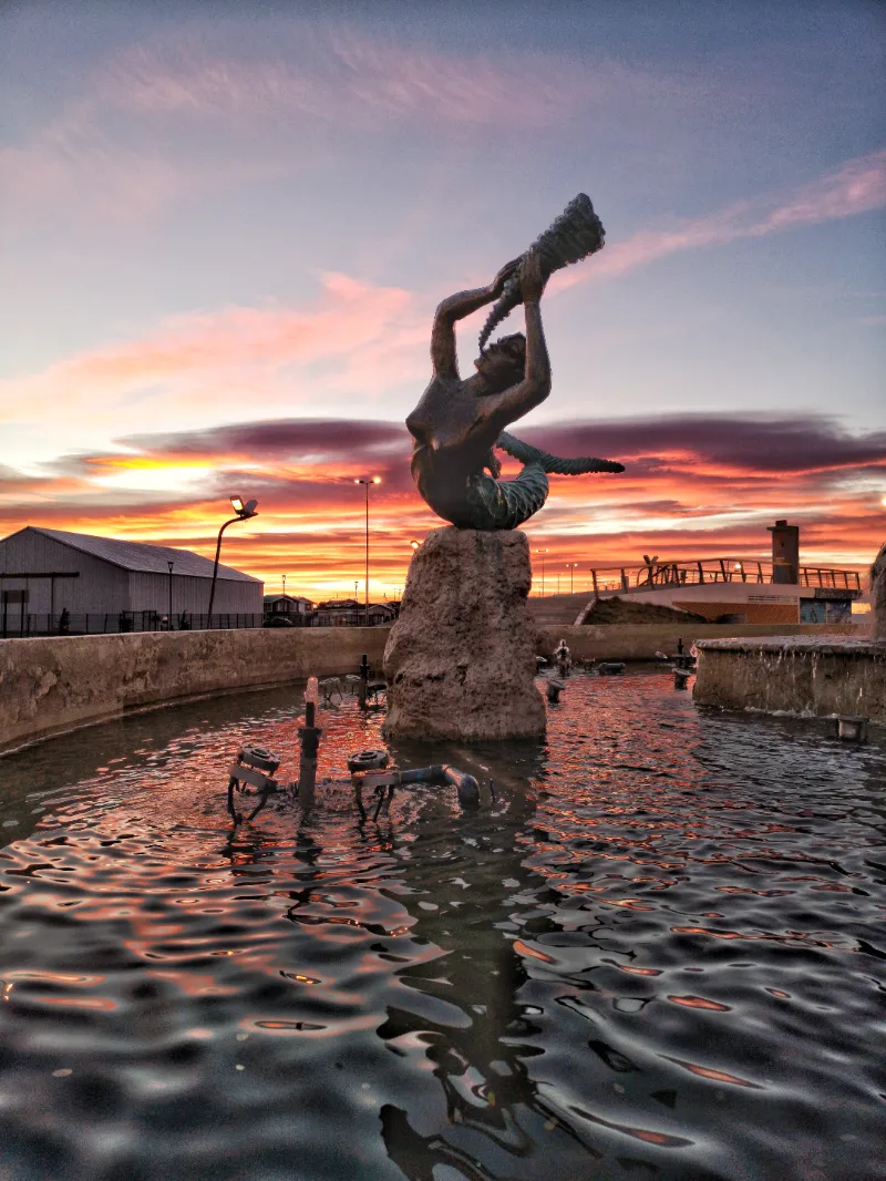 Monumento Goleta Ancud, amanecer y simbolismo